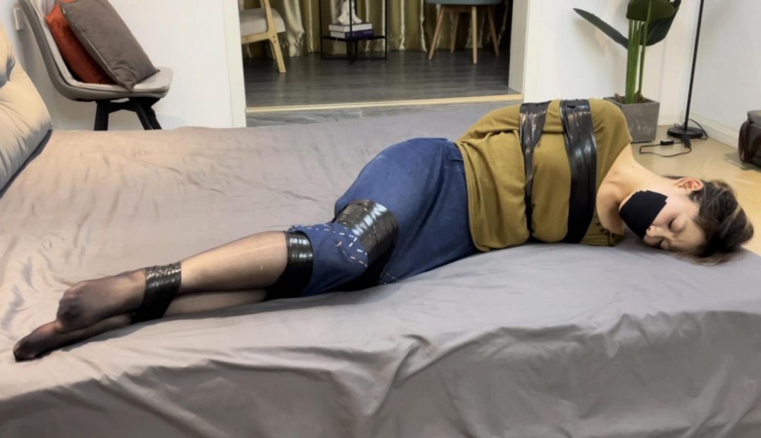 【小晗】黑丝与胶带的捆绑-14