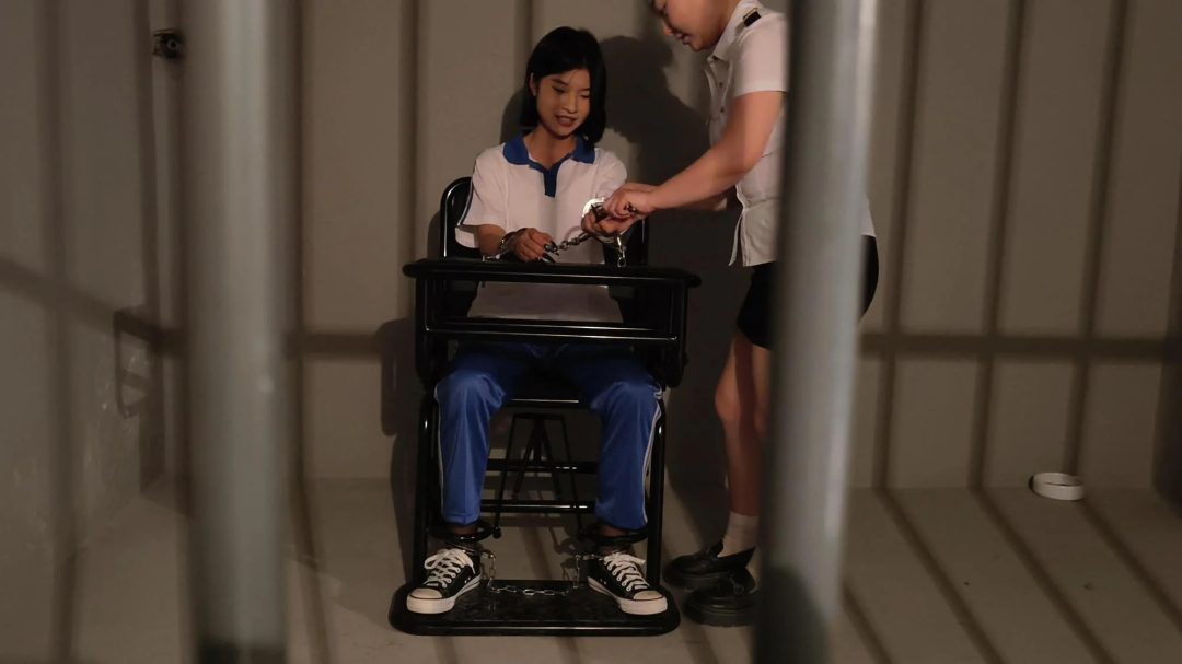 【鑫鑫工作室】反骨妹妹体验记-新模特小儒扮演不想上学的妹妹，来姐姐单位找姐姐玩，想体验监狱生活当女囚，兴奋的拿起手铐脚铐把自己铐起来，姐姐为了惩罚妹妹，套路她给她戴上最重的脚镣，各种重镣都给妹妹挨-5