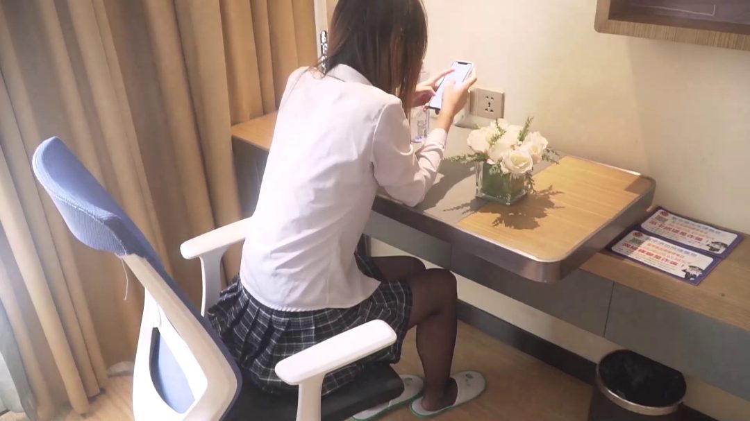 怒绑短裙油亮黑丝妹子，绑住挠黑丝脚脚-1