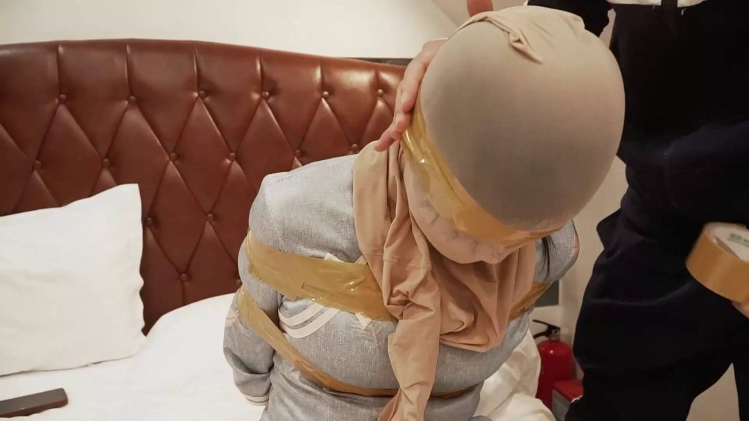 旗袍美女下班后，被入室抢劫，黄色胶带捆绑，袜子堵嘴，丝袜套头-8