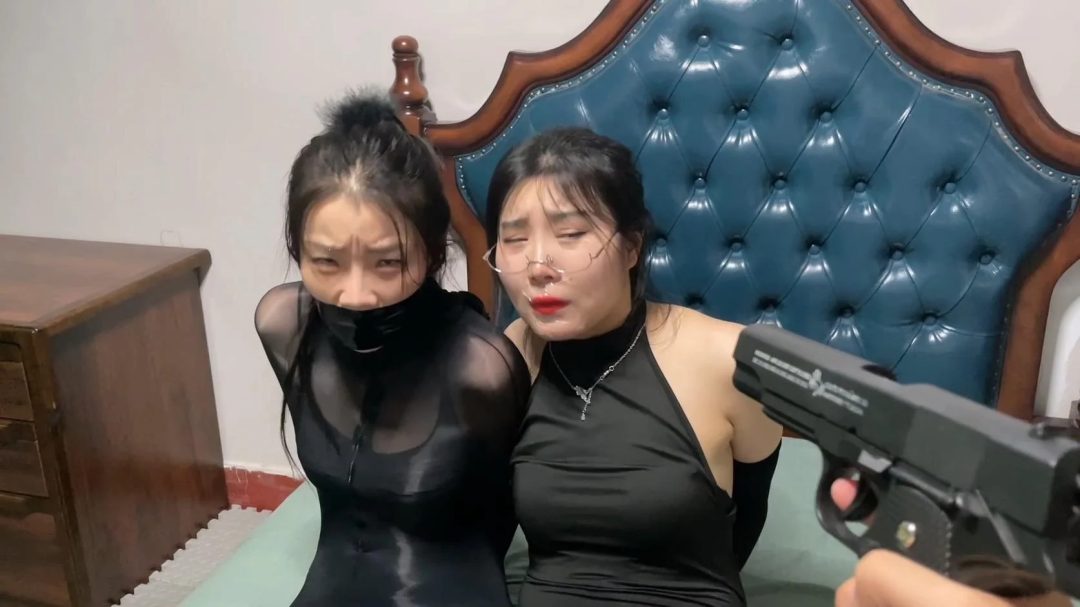 king定拍《紧缚晚礼服 止步拘束裙 下》完美还原漫画拘束 双人美女模特拘束晚礼服 被迫直播介绍身上的服装 吴晗和刘洋强强联手-8