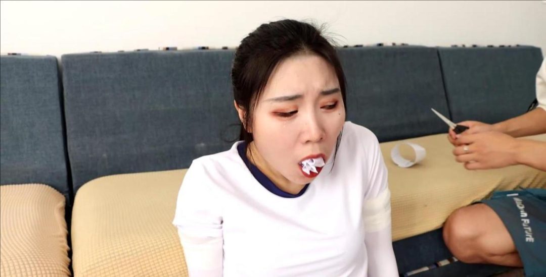 king剧情定拍！《日式白丝体操服美女的囚禁游戏01》白丝丽人被奇怪方式囚禁变成爬地小狗-3