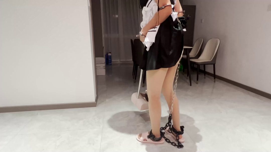 女仆装 镣铐行走-7
