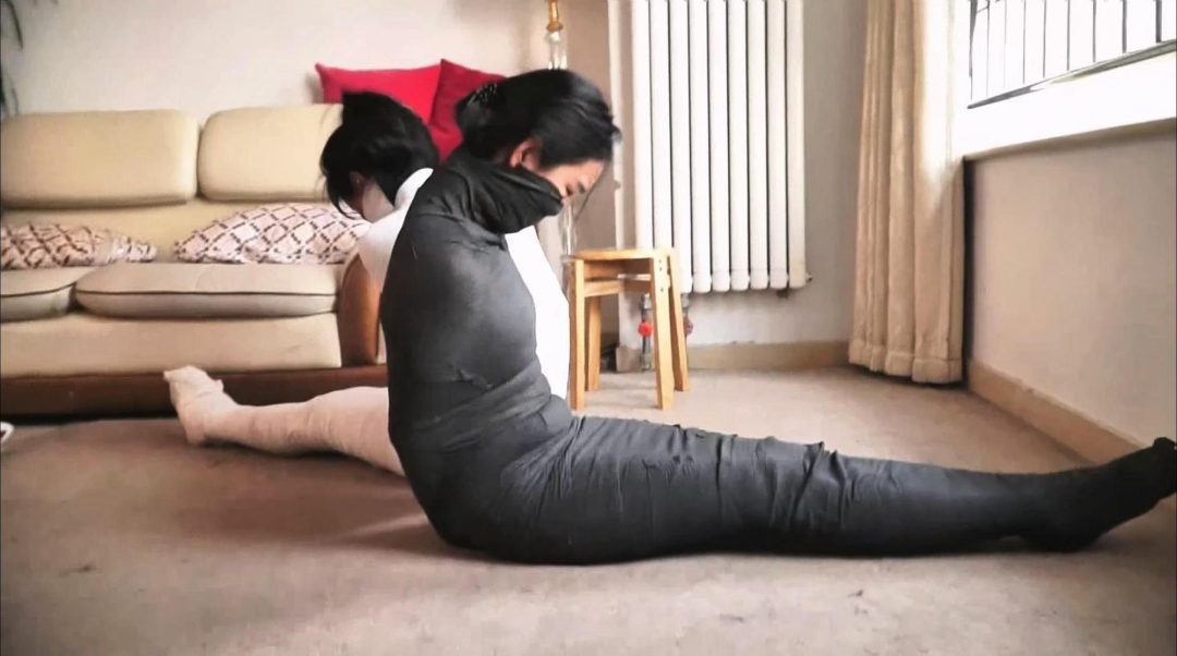 《黑白木乃伊姐妹 上》 超经典的逍遥老片 双御姐被全包成木乃伊 逐渐被包裹-5