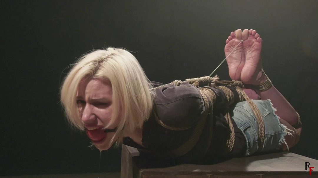 女神Astrid 为了男友的快乐而绑-8