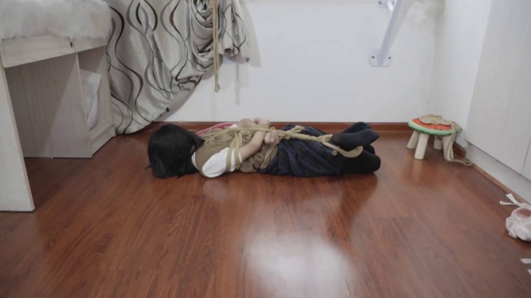 新人试镜现役JK黑丝女子优等生室内捆绑挣扎制服鞋户外镣铐行走-3