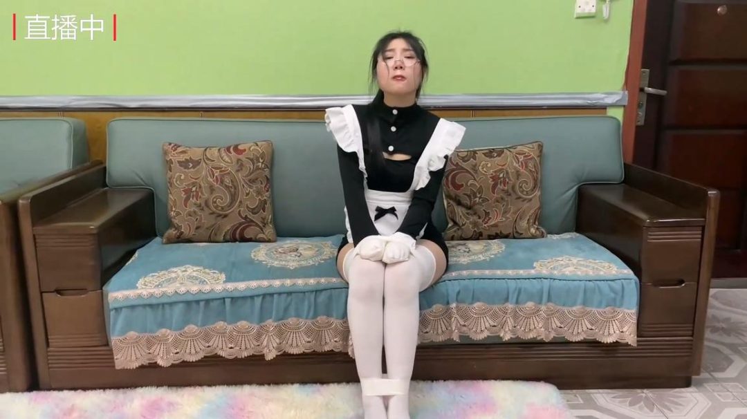 king定拍《女仆的调教日记04》黑长直眼镜妹 超有趣的伪装拘束 女仆直播在公共平台 但却没法求救 自己被伪装拘束却没人看得出来~-4
