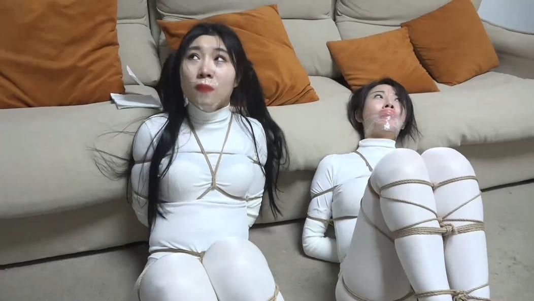 king定拍《鬼屋缚影——超密集拘束》刘洋 吴晗性感油光白丝美女 全身从脖子捆绑到脚掌 超密集拘束 性感白丝人棍-4