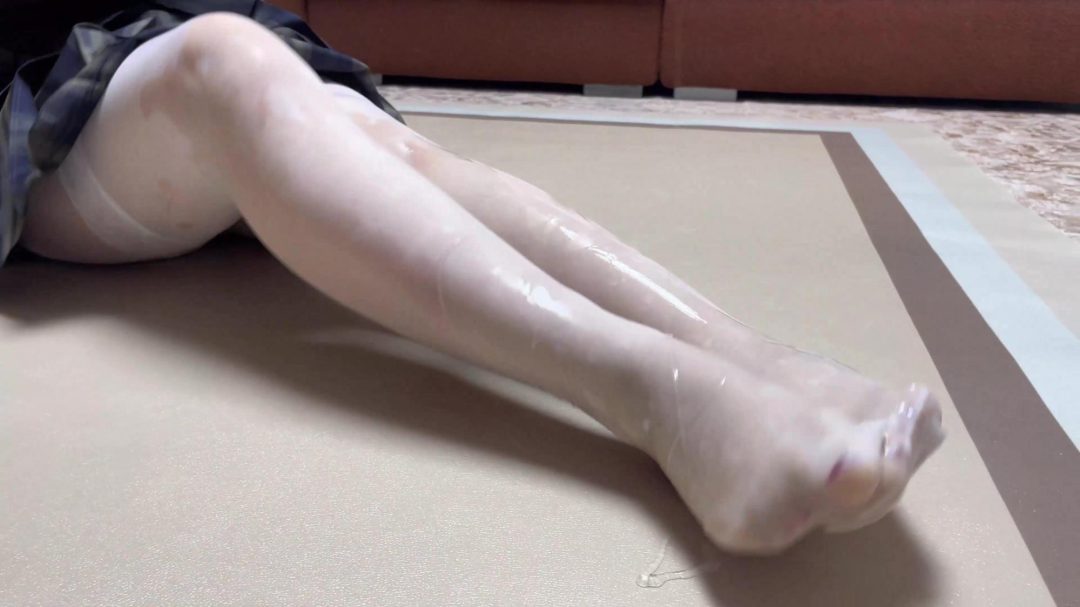 ing云雀定拍《双层白丝美女—油光丝袜01》粘液丝袜 双层白丝丝袜包裹 朋友在边上听歌 美女努力蠕动求救不能-9