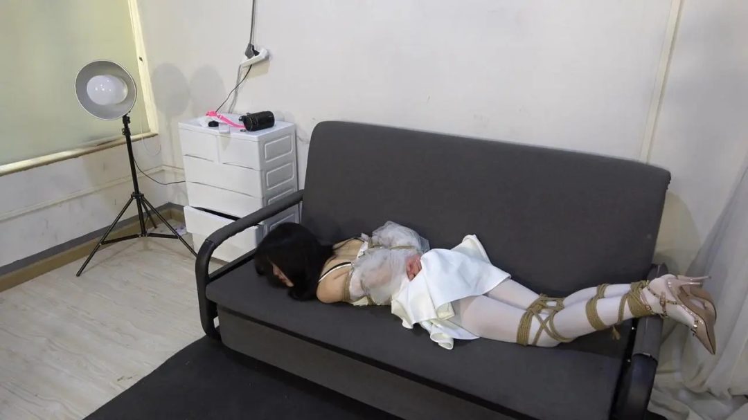 变态与美女间的故事 小狐狸白丝白短裙驷马捆绑疯狂挠脚-6