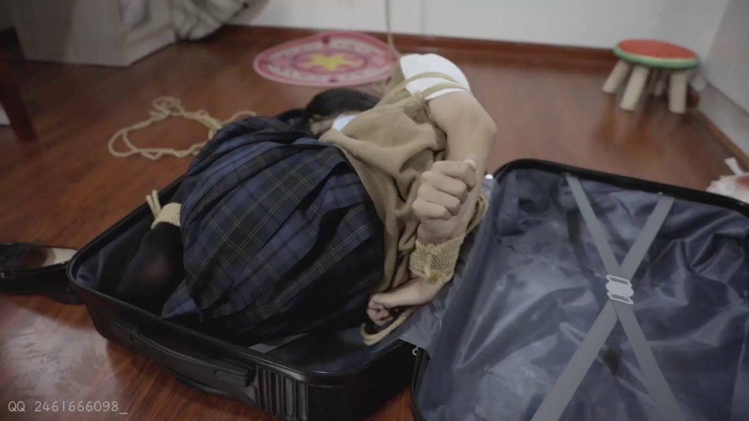 新人试镜现役JK黑丝女子优等生室内捆绑挣扎制服鞋户外镣铐行走-4