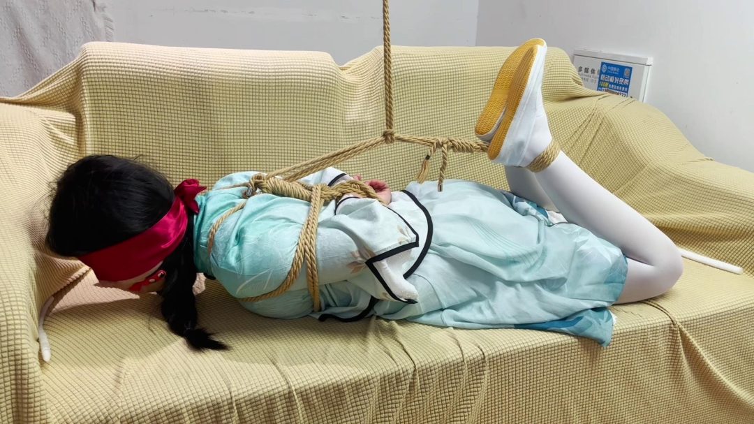 【臭脚妹妹第一部cos作品】【M字开脚】【口球】【白一带】【白丝】【金属强制开脚】-4