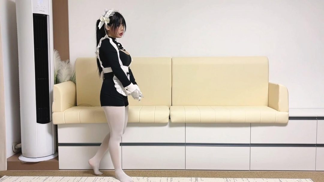 king 饱和式剧情 《女仆的玩物01》吴晗曼妮 性感女盗被女仆抓住 被变成黑丝美茧 被女仆打扮成女仆抱枕供她肆意玩弄-1