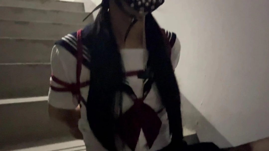 楼道里面怎么会有一个黑丝JK学妹？不仅被捆绑着，还光脚没穿鞋？-6