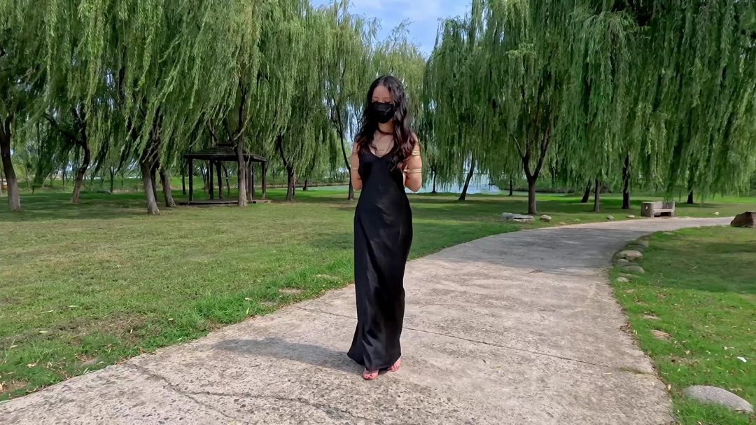 【Raymond】裙子下被绑大腿艰难的户外行走，湖边偶遇“路船”专门绕了一圈过来看（户外/绑腿/艰难行走/人前/后手观音/股绳/被发现/礼服）-3