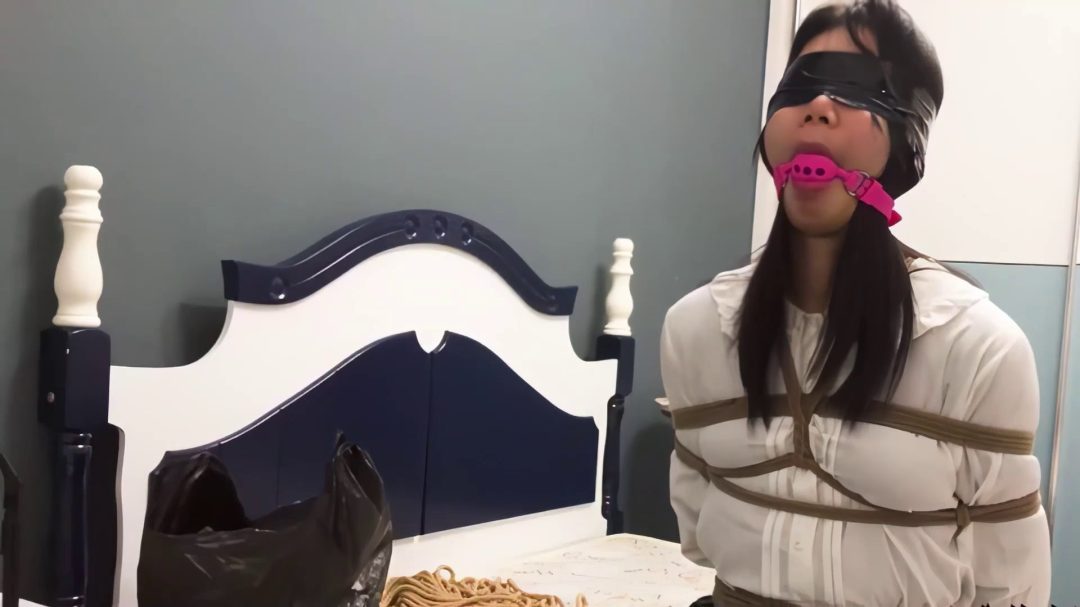 大学生新妹子口球捆绑放置 大量口水-7