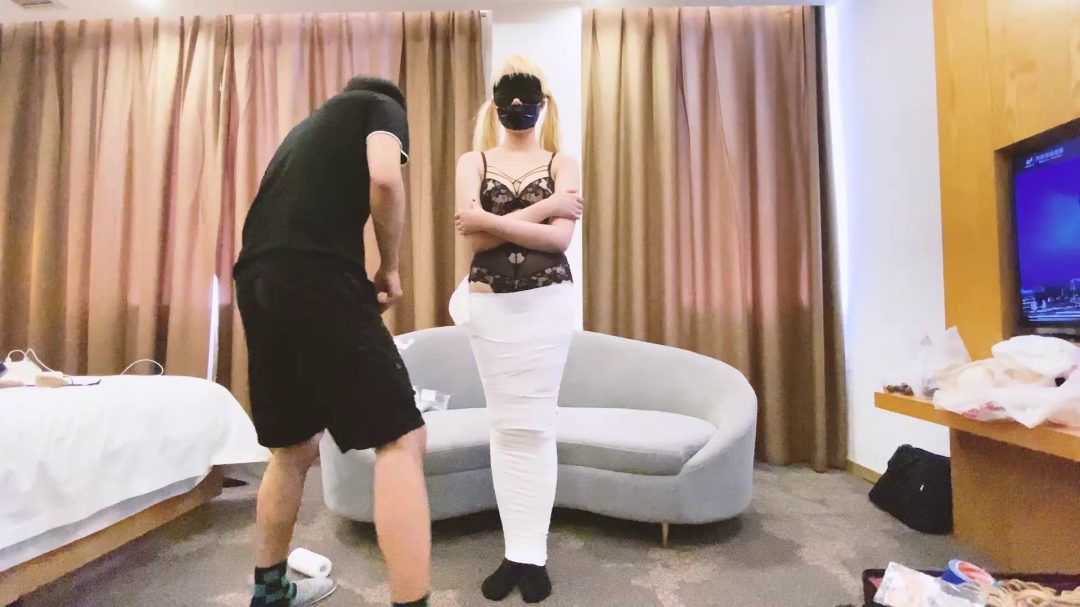 御萝双修的174大长腿月月。白色绷带+胶带拘束-2