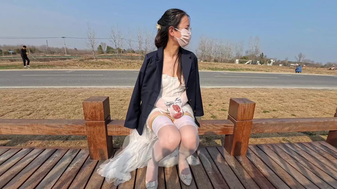 谁能想到在户外拍婚纱照的新娘，性感的婚纱之下的双腿之间居然被紧紧的勒着股绳(预告片)-12