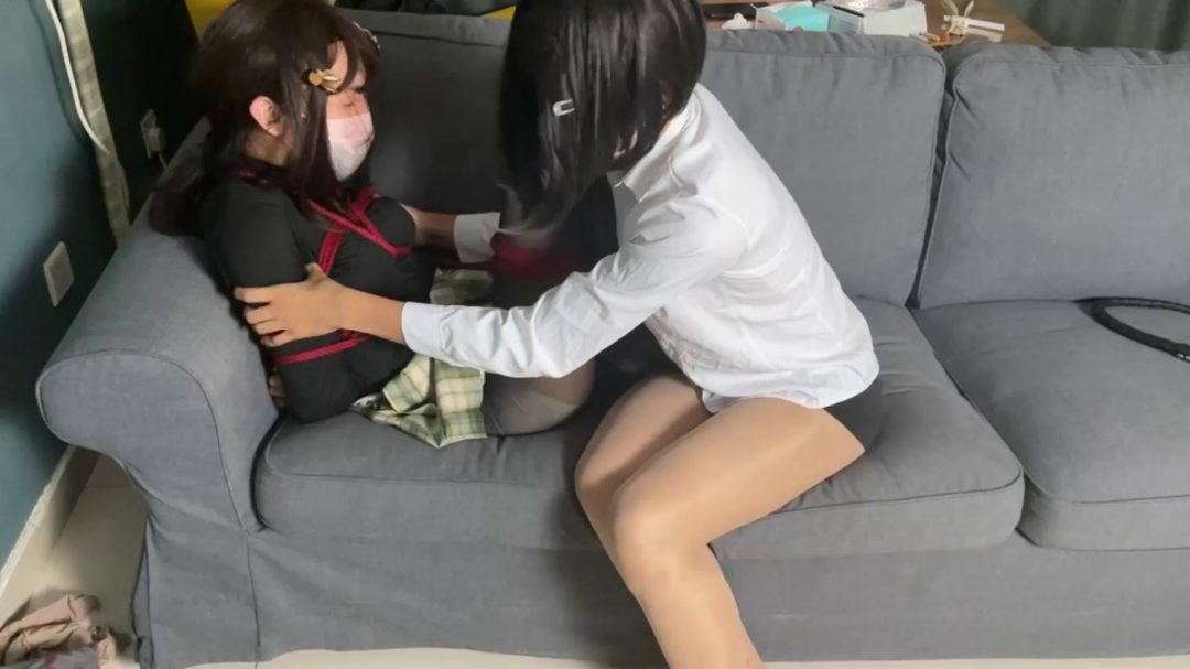 两个模特互相用猜拳决定绳艺比赛-7