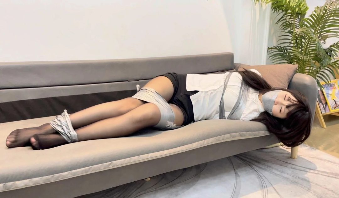 【小怀】 新模小怀，明星像的模特，挣扎程度也很不错，黑丝美腿尽显无疑-11