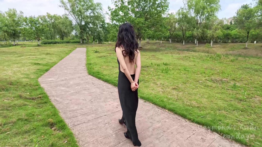 【Raymond】公园里的活体衣架one bar prison（户外+独立柱罚站架+封嘴贴+大露背+路人）-1