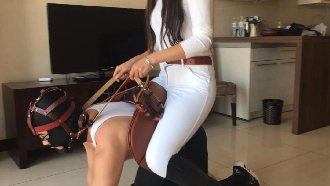 【牛仔美女】夹紧双腿训练她的小马驹-5