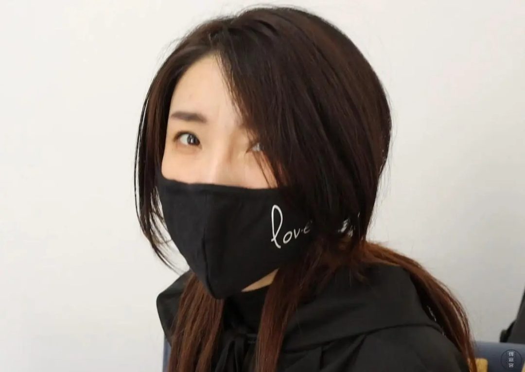 king定拍《伪装拘束真人版》突然出现的奇怪美女 行为怪异又不能说话 甚至手指都被包裹 隐藏在大衣下的究竟是什么秘密-2