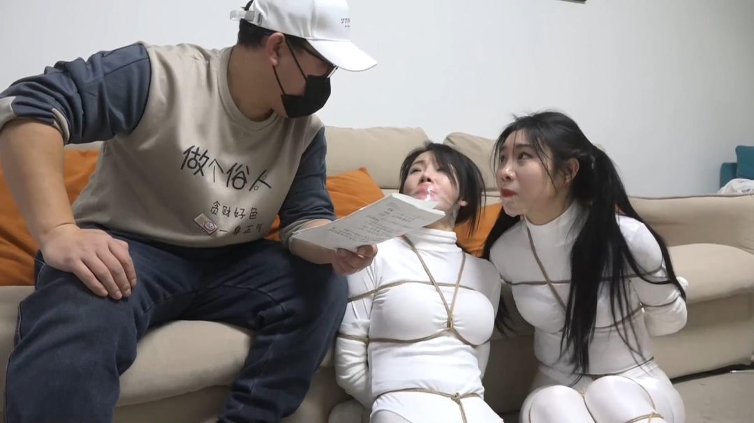 king定拍《鬼屋缚影——自动拘束魔绳》刘洋 吴晗性感油光白丝美女 自己捆绑的魔绳 越挣扎捆绑越紧 超严密捆绑白丝人粽-8