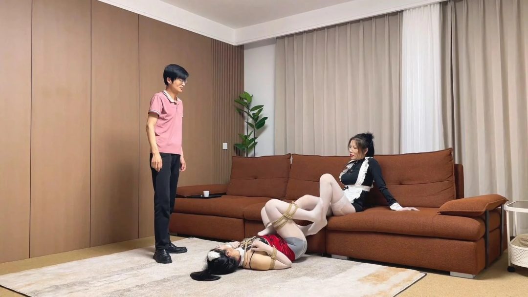 云雀定拍《女仆与千金——鸠占鹊巢 02》饱和式剧情 强势的千金被变成白丝小狗 被强制调教爬行 求救时却被假AI视频误会 导致没法求救 最后被女仆暗网全程直播玩弄-7