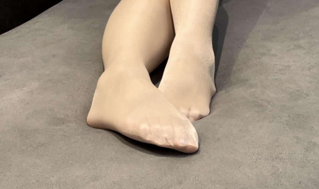 【小阳】外表看似高冷，实则M属性极强的富家女，丝袜腿展示~肉丝+油亮肉丝+黑丝+油亮黑丝，四种视觉效果-3