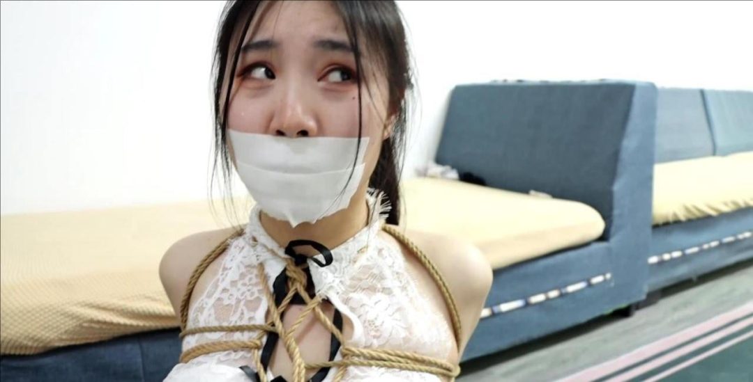 king影视剧级定拍《鱿鱼游戏sm版02》超经典的木头人游戏 美女木头人加挠痒坚持不动 超密集的交错捆绑加丝袜包裹~-7