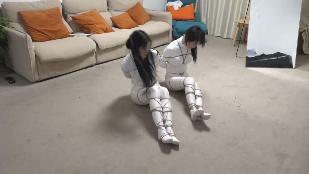 king定拍《鬼屋缚影——超密集拘束》刘洋 吴晗性感油光白丝美女 全身从脖子捆绑到脚掌 超密集拘束 性感白丝人棍-8