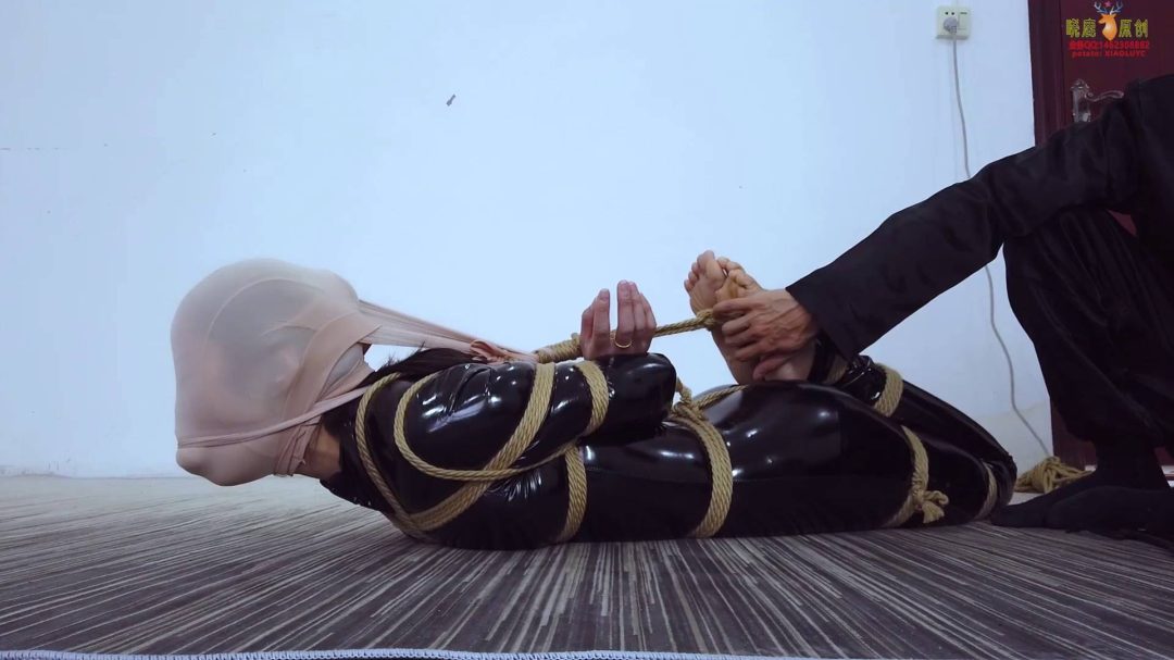 露露被强迫驷马后用丝袜堵嘴，还用丝袜套头，强制用丝袜抬头-7