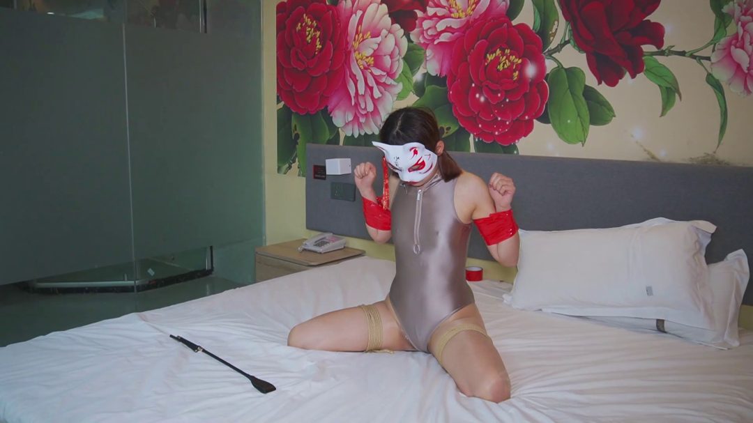 幼师小小高光丝袜连体服+高光 姿势已摆好 是惩罚屁股 还是惩罚脚呢？-5