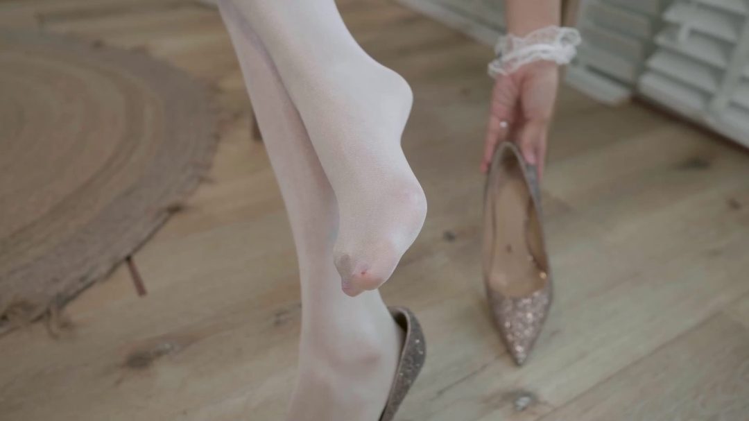 女仆白丝长筒吊带与她的淘宝三件套-4