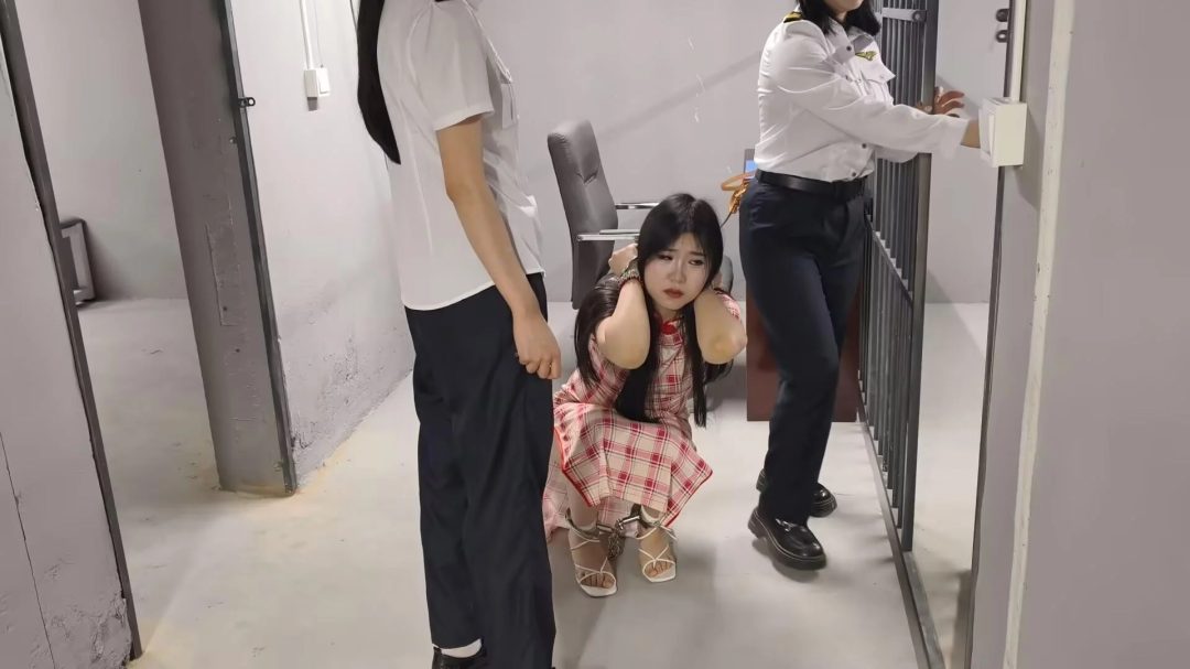 【鑫鑫工作室】新场地高颜值演技好模特吴晗出演 女，被卧底抓捕，审讯，因不听话被严加管教，手铐镣铐，押解逮捕-7
