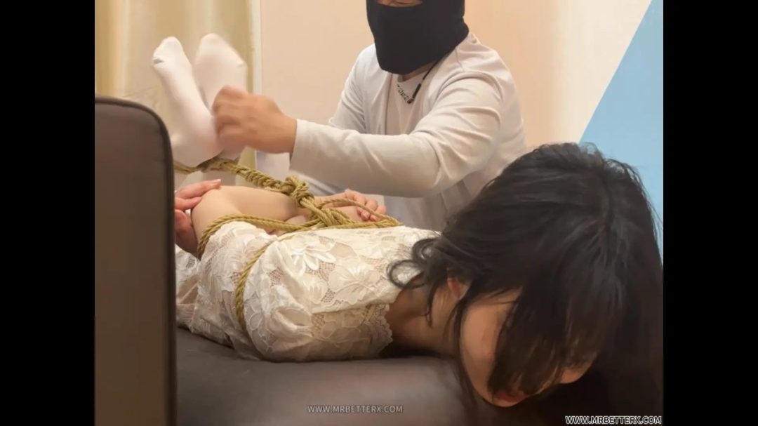 美女七七入室捆绑站缚肉丝、驷马白丝疯狂挠脚-2