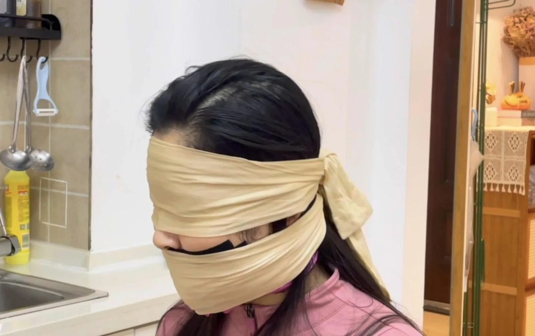 【小橙】椅子上的黑色胶带捆绑，胶带封嘴后，静电胶带再封一层，肉丝蒙眼+蒙嘴，“呜呜呜”的享受~-12