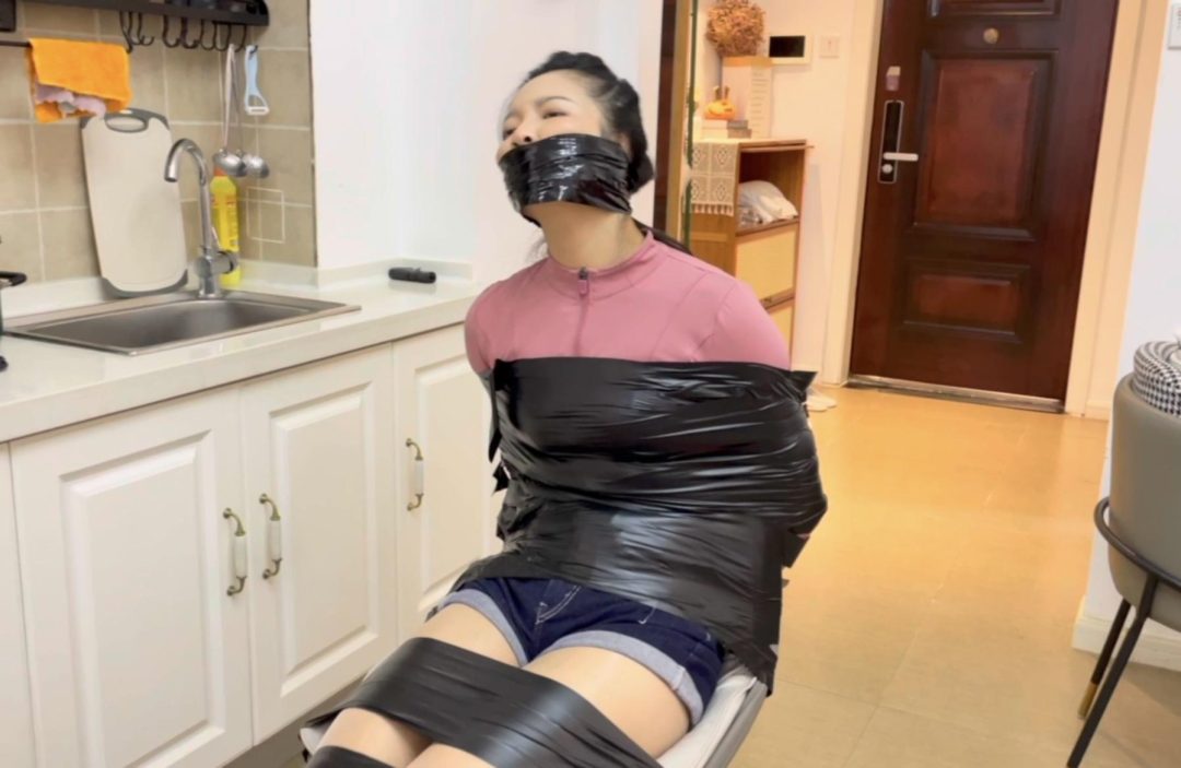 【小橙】椅子上的黑色胶带捆绑，胶带封嘴后，静电胶带再封一层，肉丝蒙眼+蒙嘴，“呜呜呜”的享受~-6