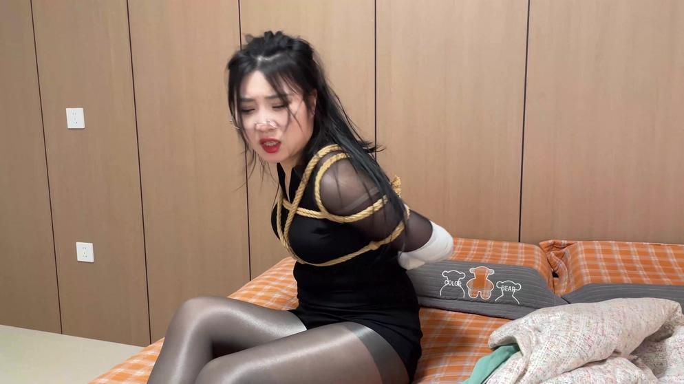 king云雀定拍《油光丝袜美女租客—粘液陷阱01》超清4k画质 粘液丝袜诱惑 性感油光灰色美女 遭遇粘液陷阱 嘴巴被粘液封死 脚上涂满了润滑油无法站立逃脱~-5