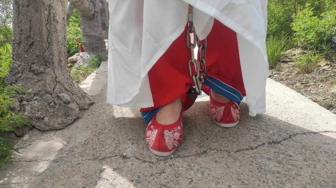 私人女囚之故地重游（五一游记） 户外红罪衣木枷脚镣 押解绑 跪迎主人 五花大绑 单脚吊 口球 红肚兜 真实皮鞭戒尺打屁股 强制开脚等等-8