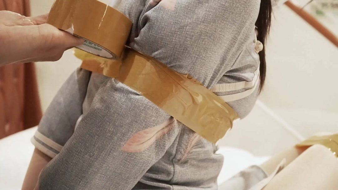 旗袍美女下班后，被入室抢劫，黄色胶带捆绑，袜子堵嘴，丝袜套头-2