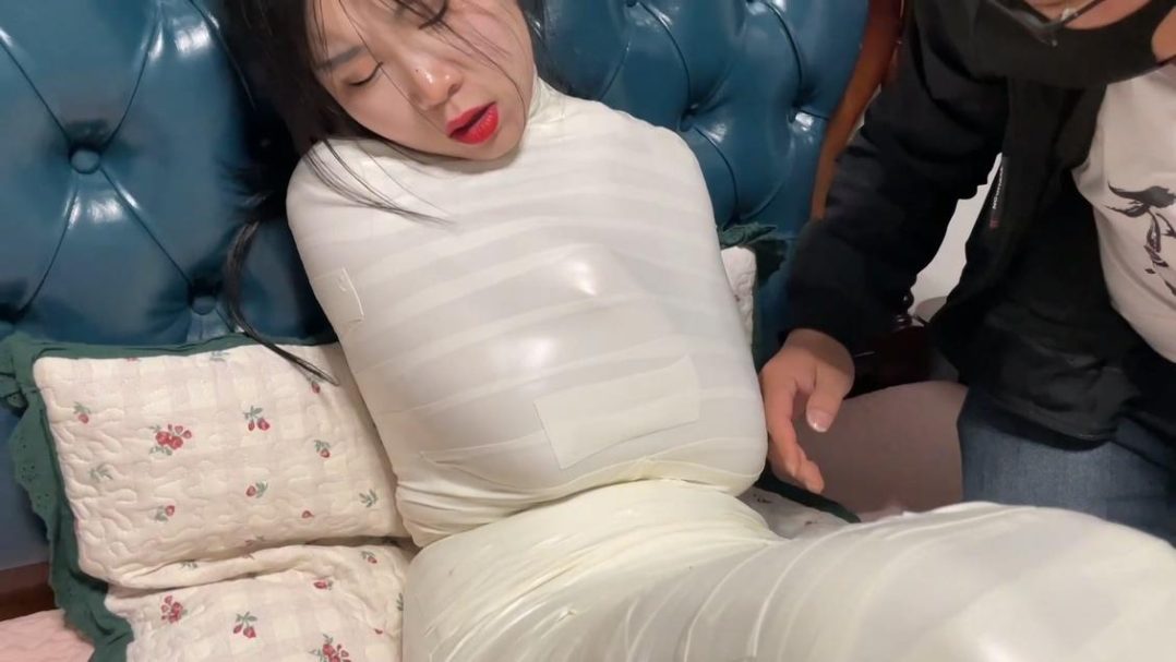 king定拍《过于谨慎的小偷 上》入室小偷将熟睡的美女严密包裹 变成了木乃伊 可怜美女户主奋力挣扎 踢踹小偷却被轻易制服玩弄-9