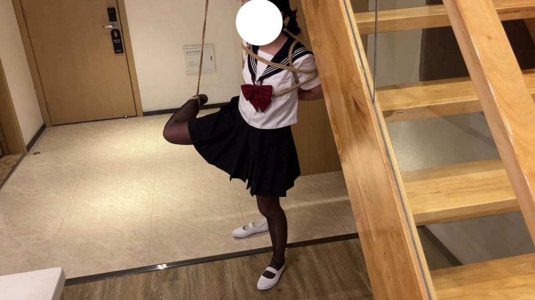臭脚妹妹第一部露脸作品(假露脸）【水手服】【油光黑丝】【白一带】【单腿吊缚】-7