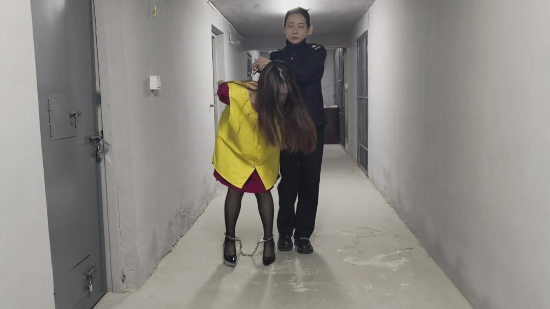 【鑫鑫工作室】张小姐因涉嫌 被逮捕，依法对她进行逮捕并搜查。张小姐声称自己没有犯罪，但 表示没有证据不会随意抓人。 张小姐坚称自己没有犯罪，是正常上班时被抓捕的,押回牢房，等待进一步的审判-2