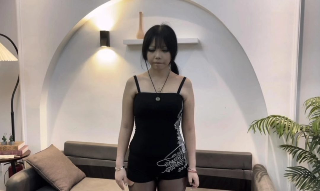 【小鹿】小鹿的黑色胶带全包，嘴巴和全身，包的很严实，想挣脱，就是挣脱不开，“呜呜呜”-1