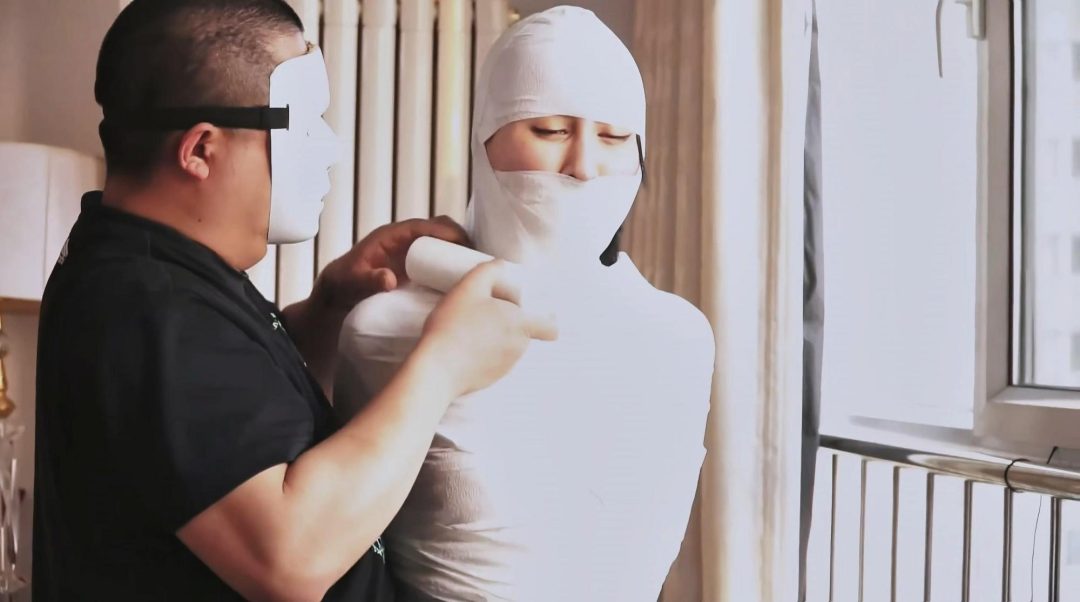 king定拍《黑白木乃伊姐妹 下》 双御姐 全包成木乃伊 包裹成只能蠕动的黑白色人茧-2