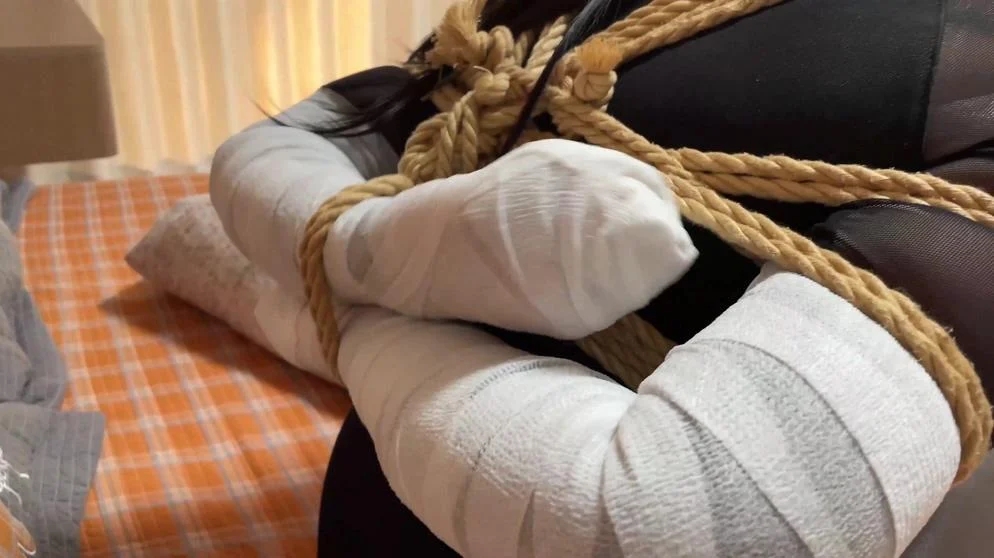 king云雀定拍《油光丝袜美女租客—粘液陷阱01》超清4k画质 粘液丝袜诱惑 性感油光灰色美女 遭遇粘液陷阱 嘴巴被粘液封死 脚上涂满了润滑油无法站立逃脱~-3