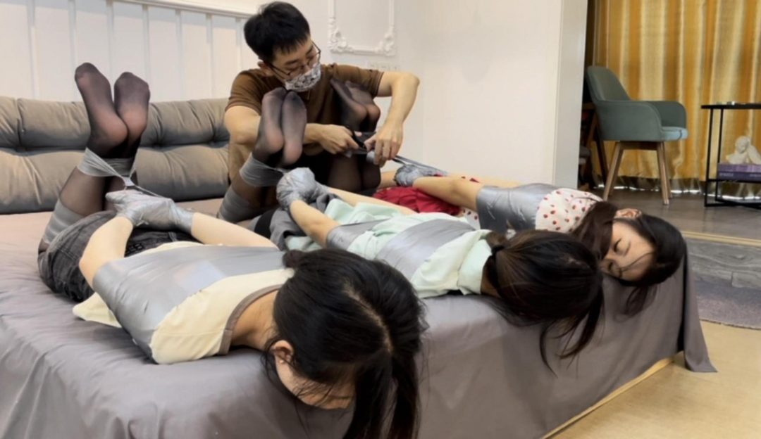 【小依】【小汪】【小杨】3个人的简单挣脱实验5，这一次，给妹子的黑丝，打了很多的小镜头，黑丝就是好看，喜欢~-8