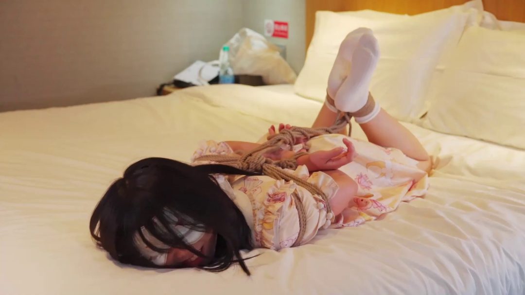 萝莉型妹子圆圆第二发，还是小裙子+小白袜，日式驷马挣扎+小白袜tk-4